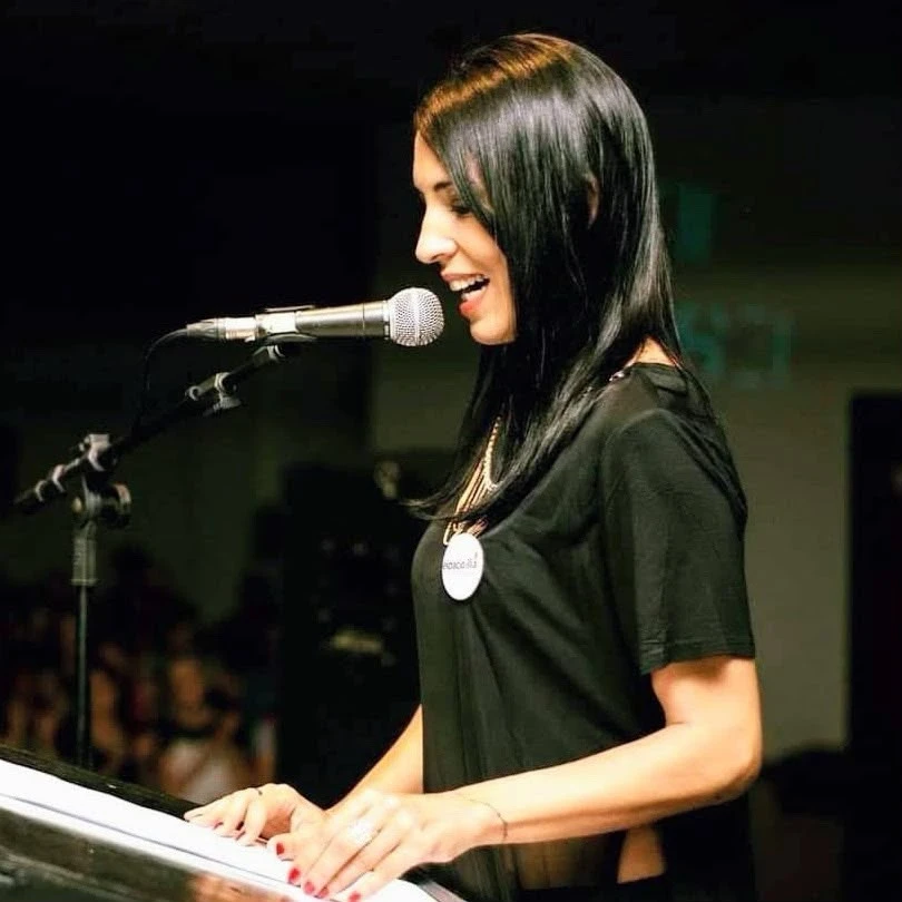Marcela Monassa hablando frente a un micrófono